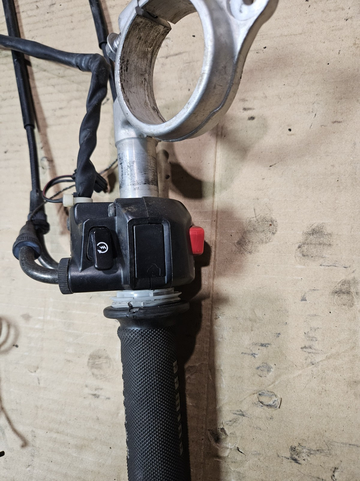 00-03 SUZUKI GSXR 750 OEM RIGHT CLIP ON HANDLEBAR W SWITCHES 37200-27E31