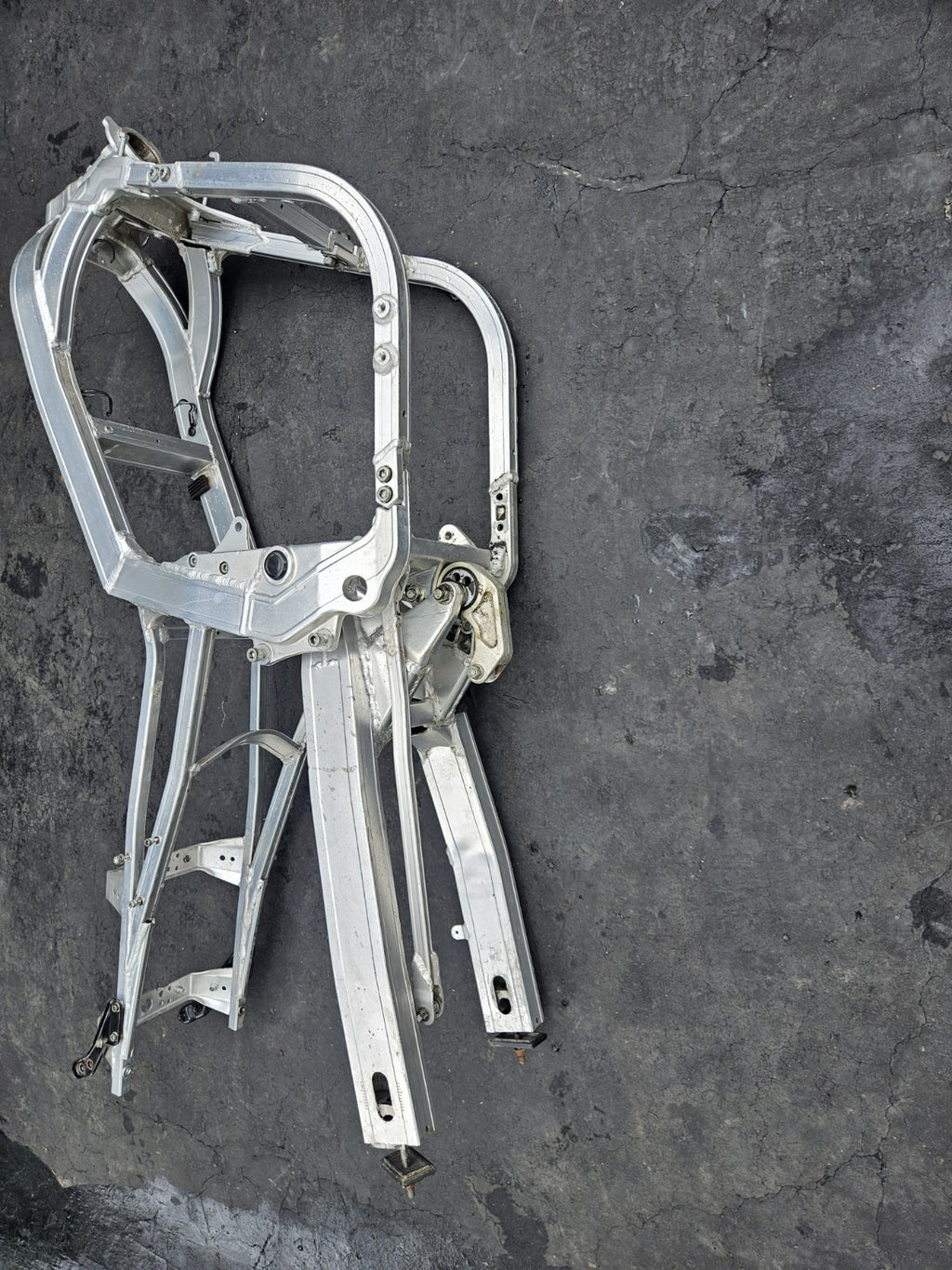 1987 SUZUKI GSXR 1100 OEM STRAIGHT MAIN FRAME CHASSIS STRAIGHT W PAPERS