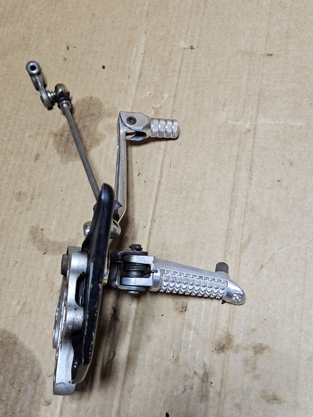 2003 SUZUKI GSXR750 OEM LEFT DRIVER SHIFTER PEG ASSEMBLY