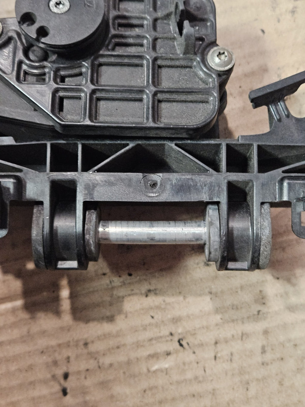 10-14  BMW S1000RR OEM GAS TANK FUEL CELL RESERVOIR BRACKET MOUNT SPEED SENSOR