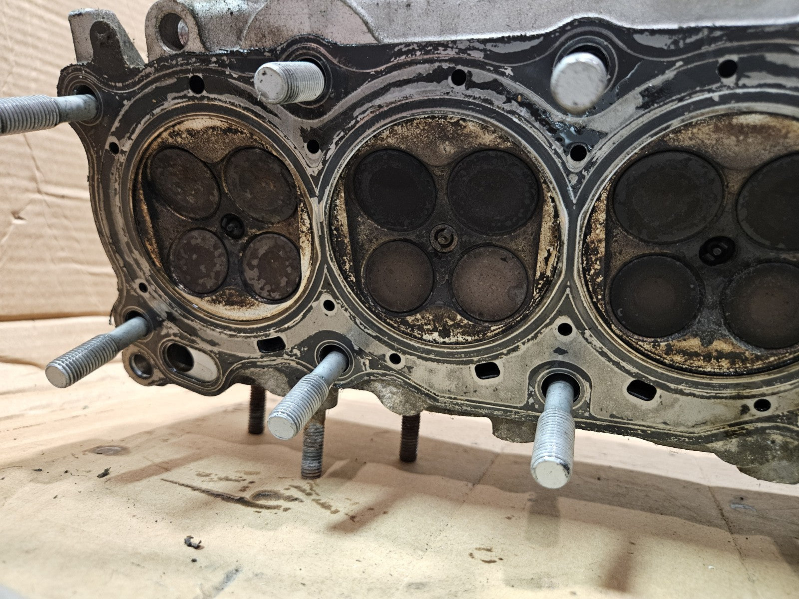 2001 Yamaha YZFR6 YZF R6 Cylinder Head Camshafts Retainer Cover Valves