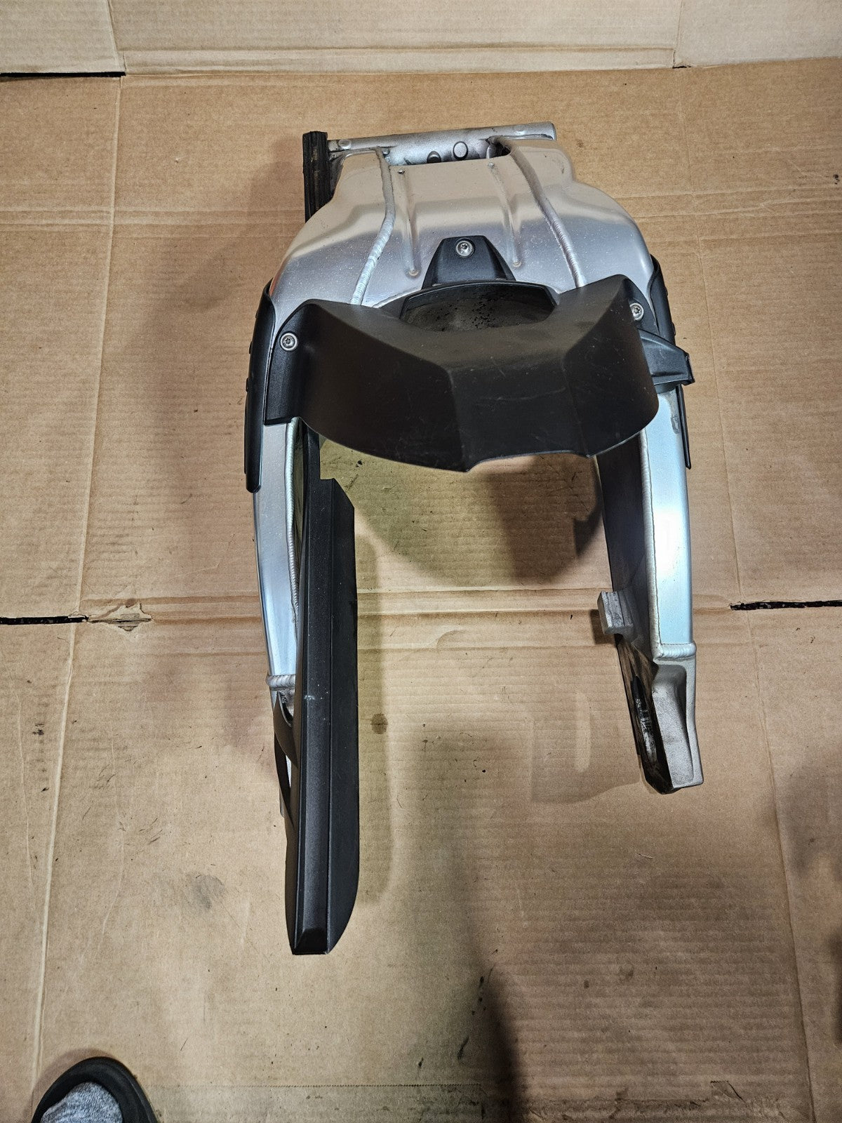 10-14 2013 BMW S1000RR REAR SWINGARM BACK SUSPENSION W/ CHAIN GUARD & MUD GUARD