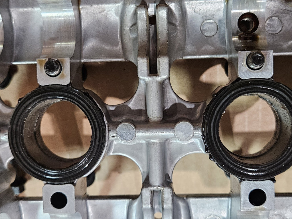 2001 Yamaha YZFR6 YZF R6 Cylinder Head Camshafts Retainer Cover Valves