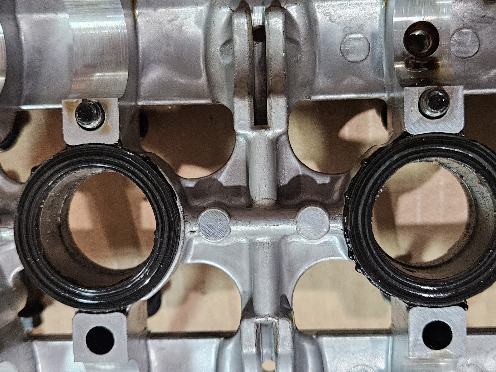 2001 Yamaha YZFR6 YZF R6 Cylinder Head Camshafts Retainer Cover Valves