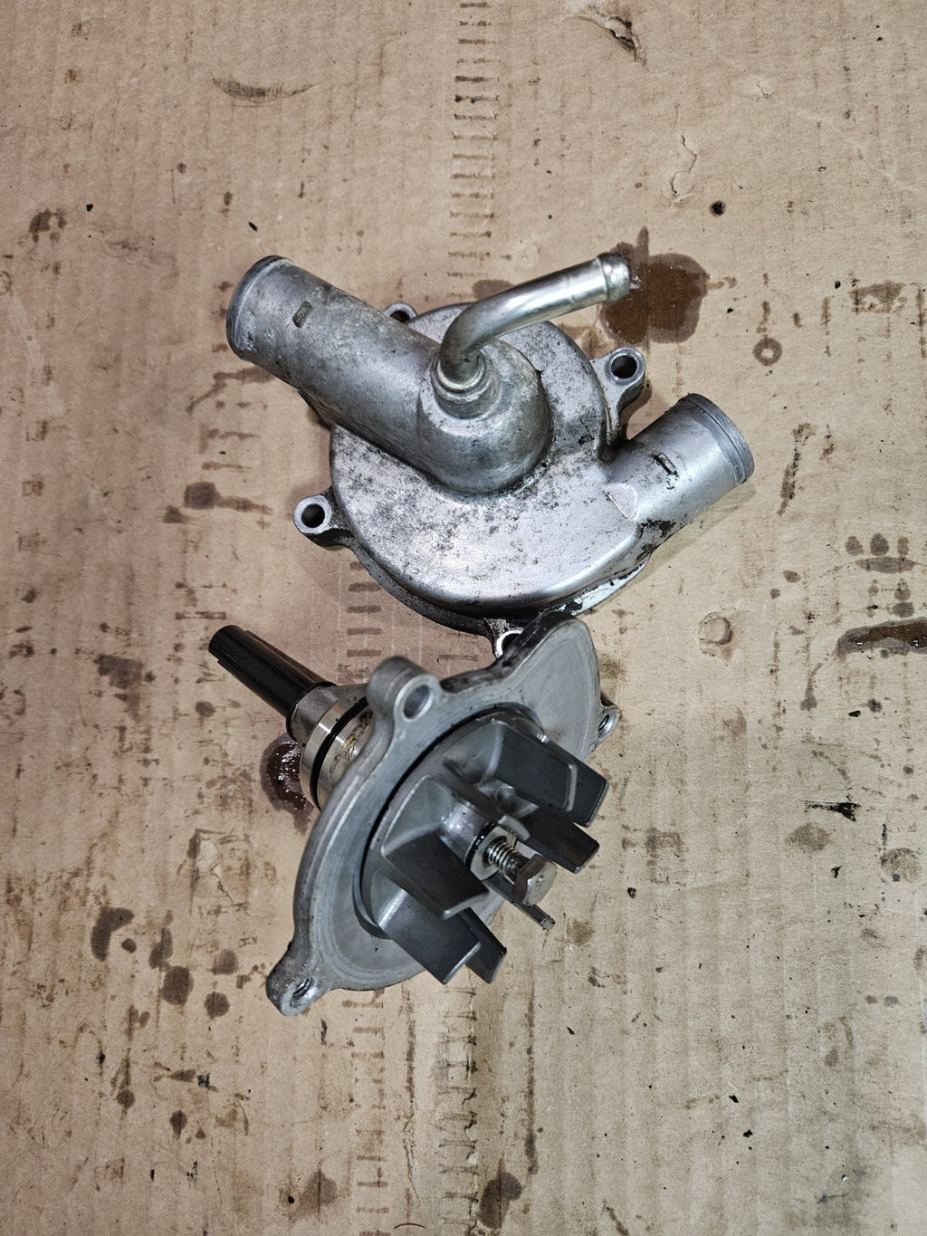 08-18 Suzuki Hayabusa GSX1300R OEM Engine Motor Water Pump Water Pump Housing