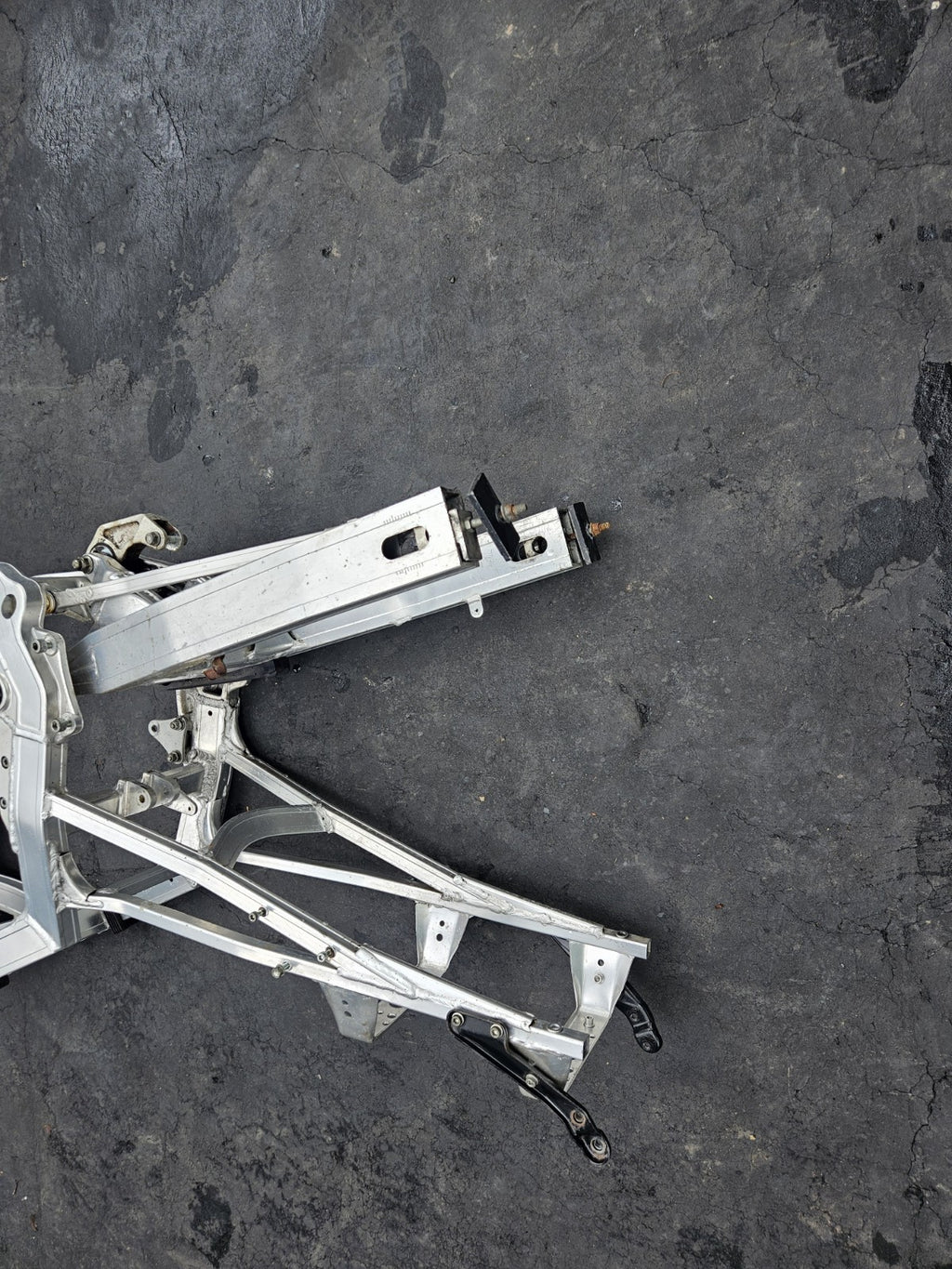 1987 SUZUKI GSXR 1100 OEM STRAIGHT MAIN FRAME CHASSIS STRAIGHT W PAPERS