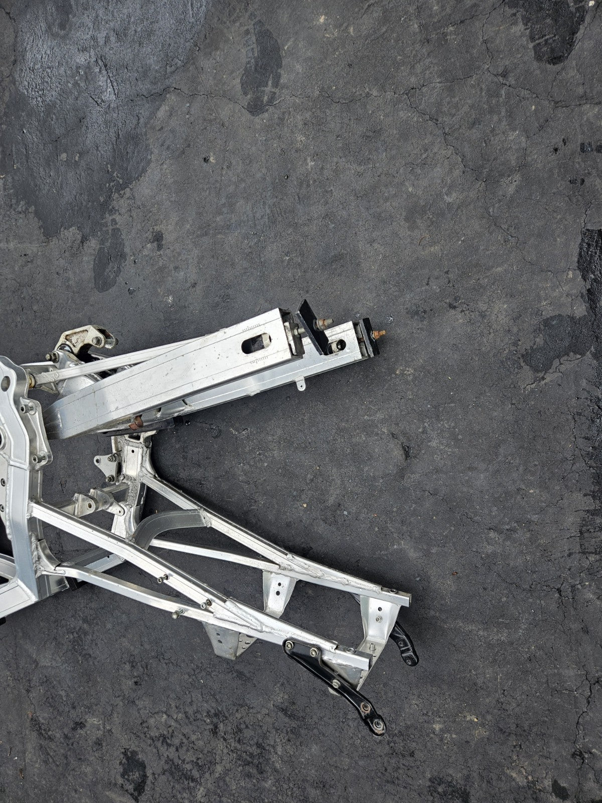 1987 SUZUKI GSXR 1100 OEM STRAIGHT MAIN FRAME CHASSIS STRAIGHT W PAPERS