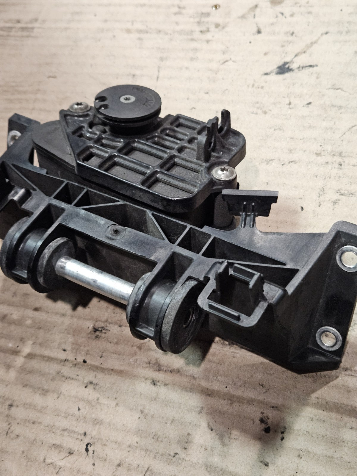 10-14  BMW S1000RR OEM GAS TANK FUEL CELL RESERVOIR BRACKET MOUNT SPEED SENSOR