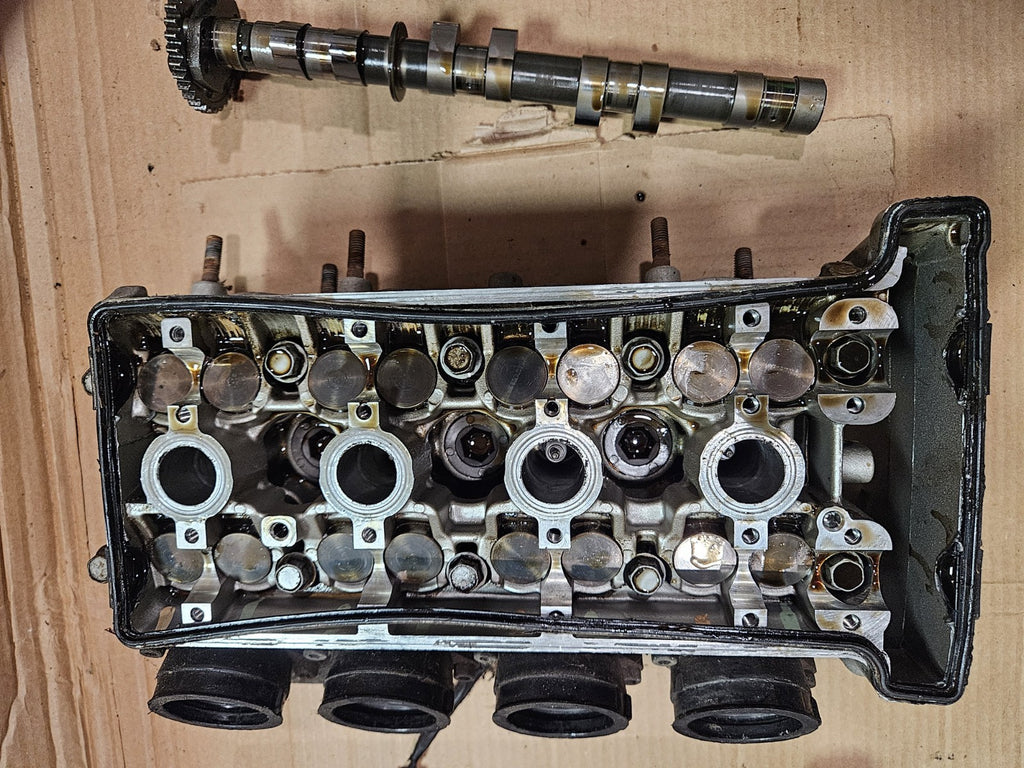 2001 Yamaha YZFR6 YZF R6 Cylinder Head Camshafts Retainer Cover Valves