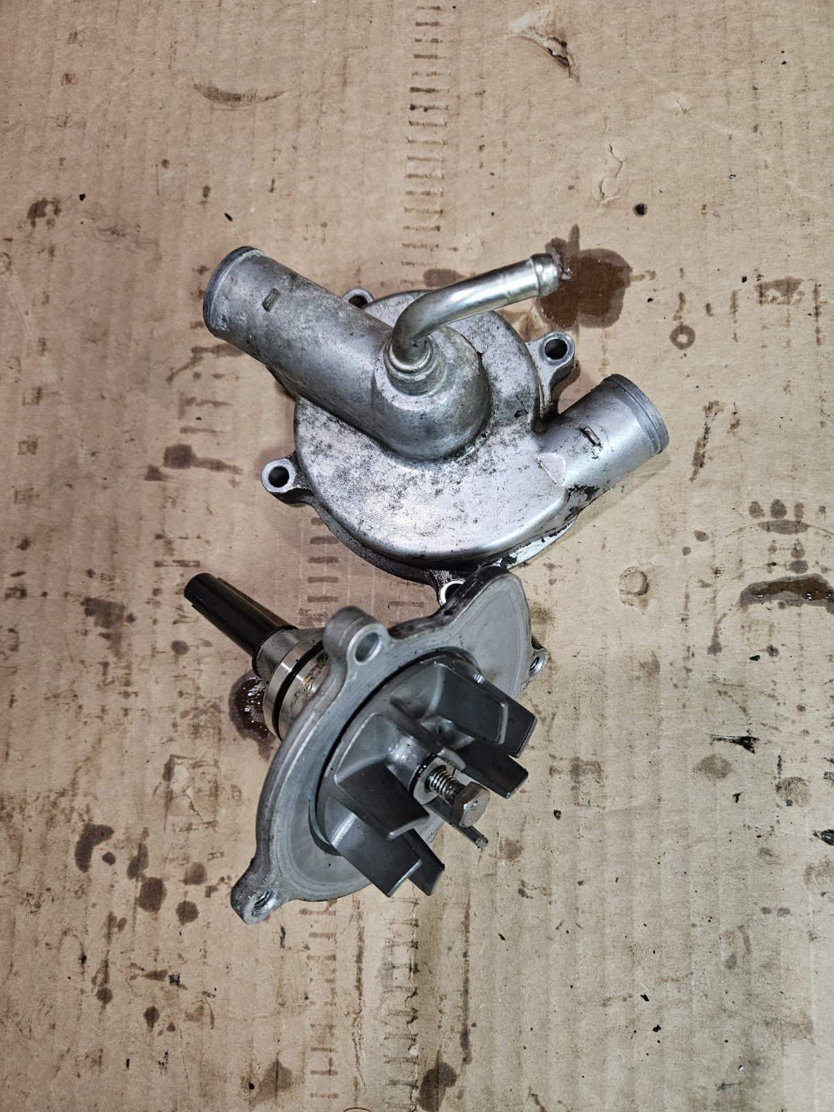 08-18 Suzuki Hayabusa GSX1300R OEM Engine Motor Water Pump Water Pump Housing