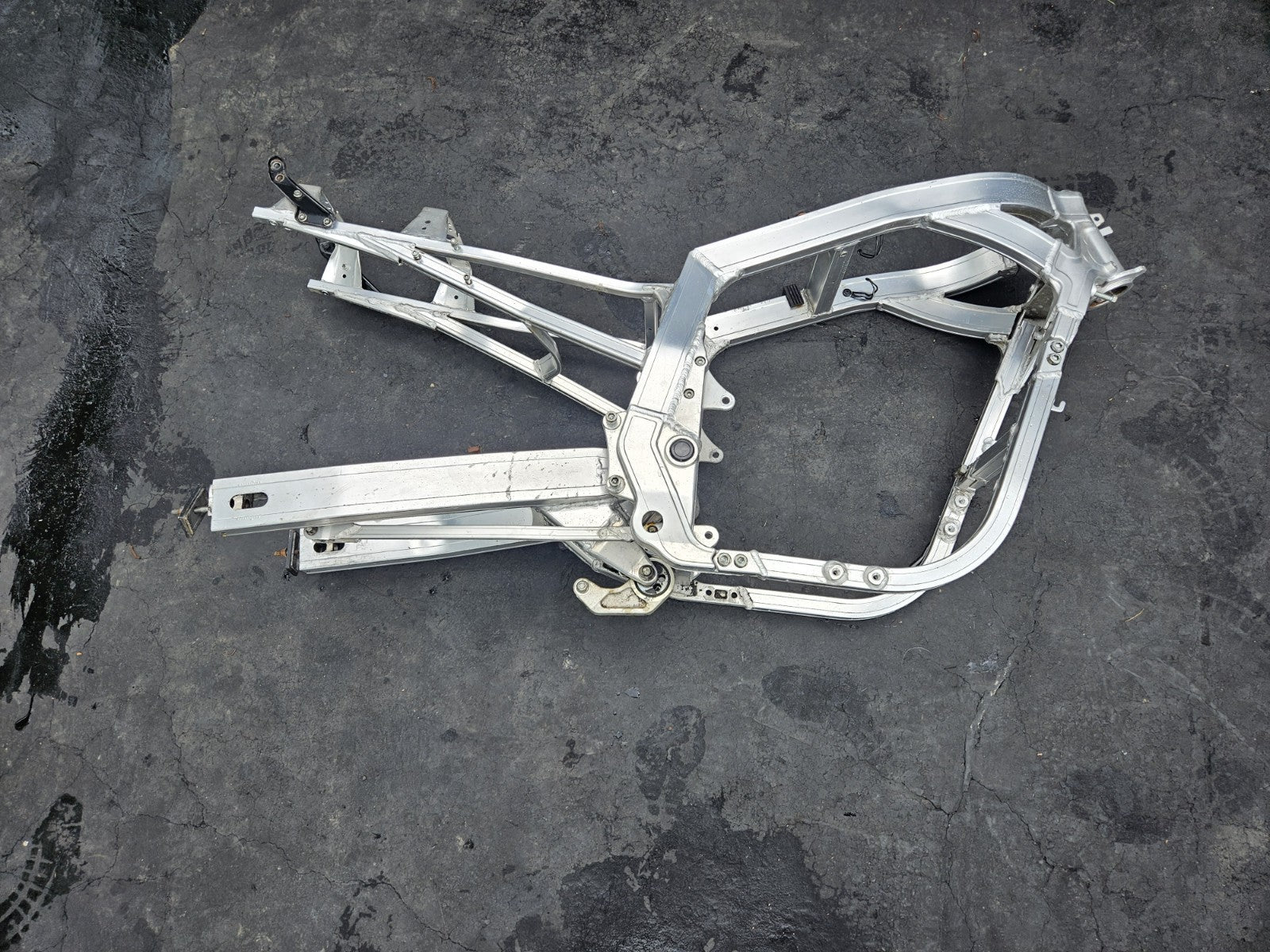 1987 SUZUKI GSXR 1100 OEM STRAIGHT MAIN FRAME CHASSIS STRAIGHT W PAPERS