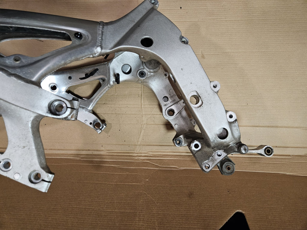 99-02 1999 2001 Yamaha Yzf R6 Main Frame Chassis 100% Ready To Use! Straight