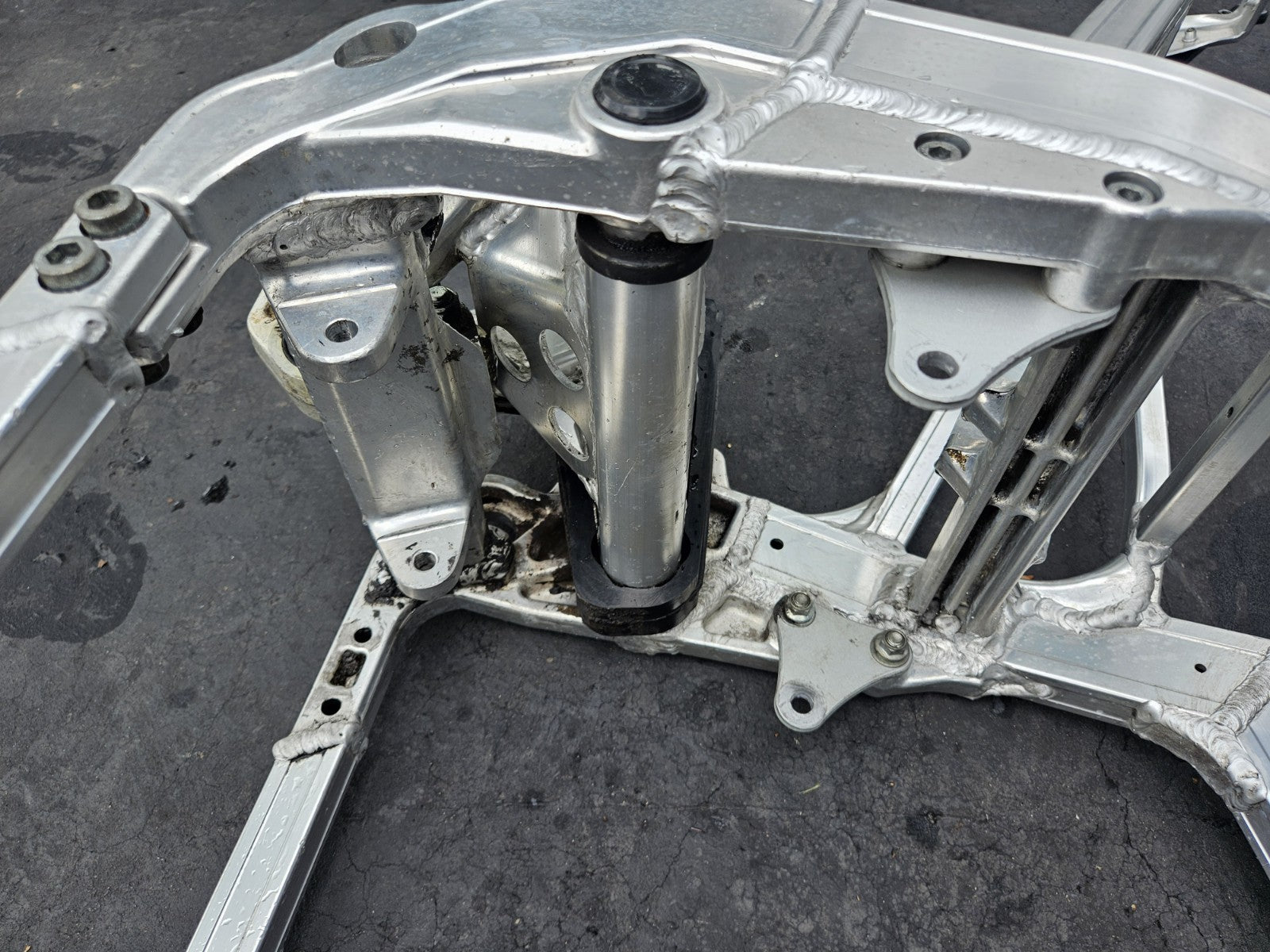 1987 SUZUKI GSXR 1100 OEM STRAIGHT MAIN FRAME CHASSIS STRAIGHT W PAPERS