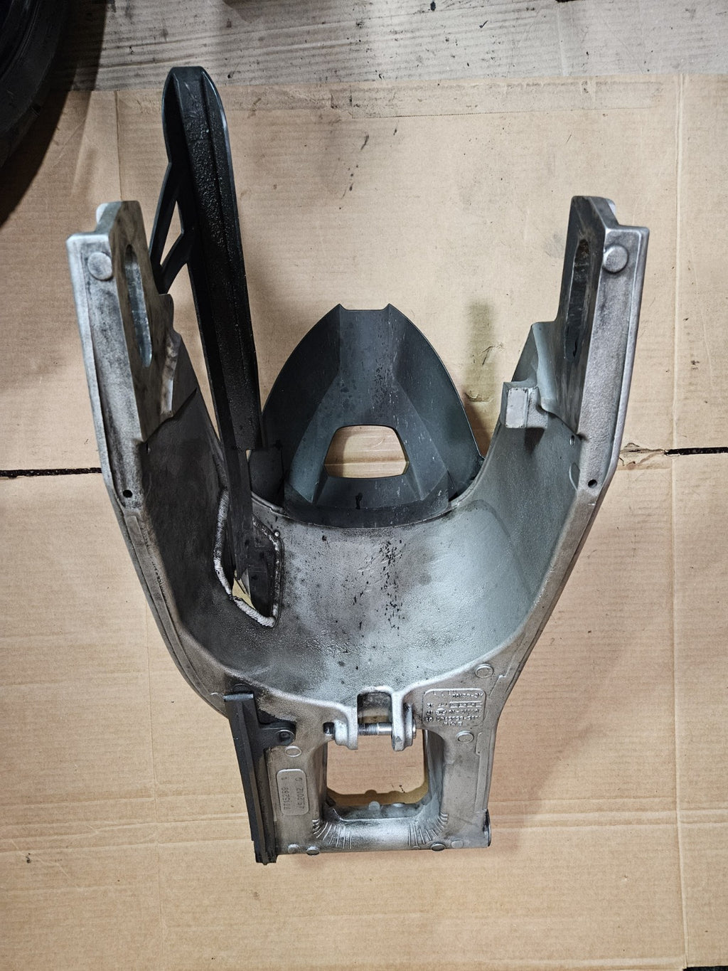 10-14 2013 BMW S1000RR REAR SWINGARM BACK SUSPENSION W/ CHAIN GUARD & MUD GUARD