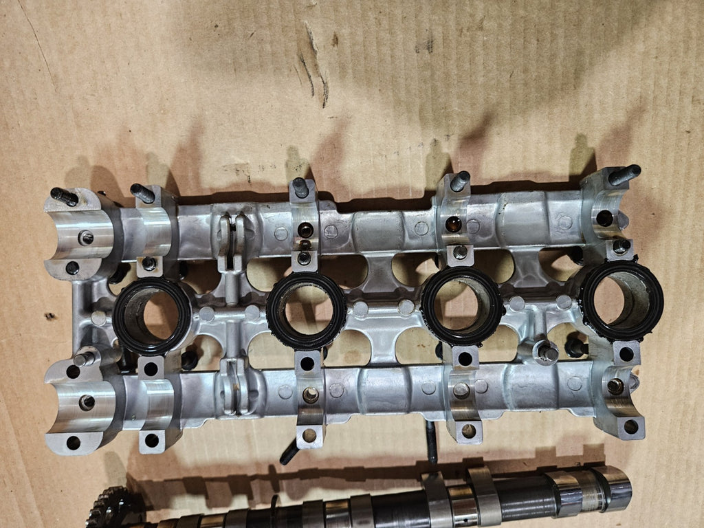 2001 Yamaha YZFR6 YZF R6 Cylinder Head Camshafts Retainer Cover Valves