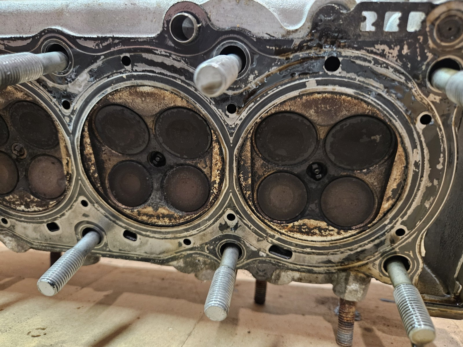 2001 Yamaha YZFR6 YZF R6 Cylinder Head Camshafts Retainer Cover Valves