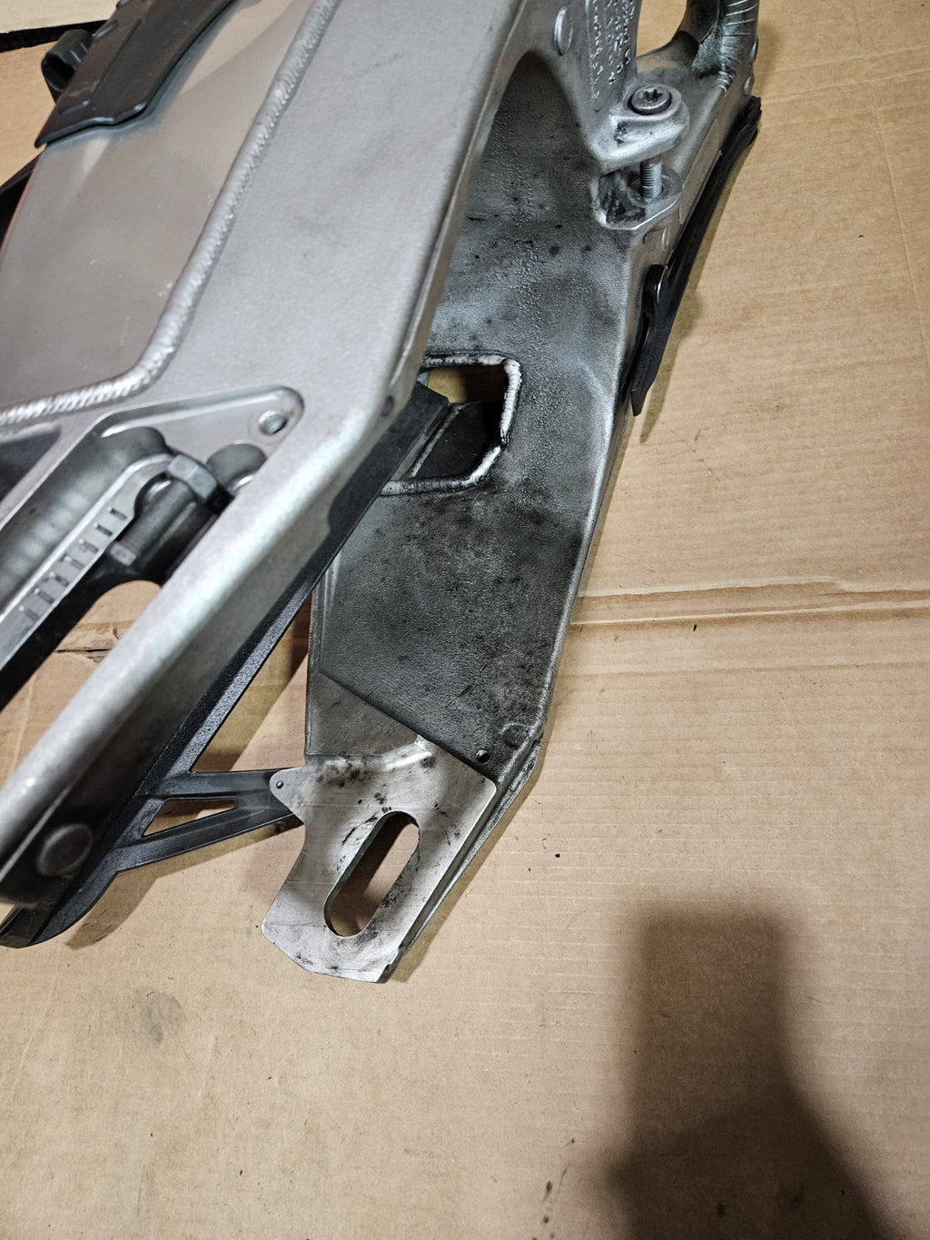 10-14 2013 BMW S1000RR REAR SWINGARM BACK SUSPENSION W/ CHAIN GUARD & MUD GUARD