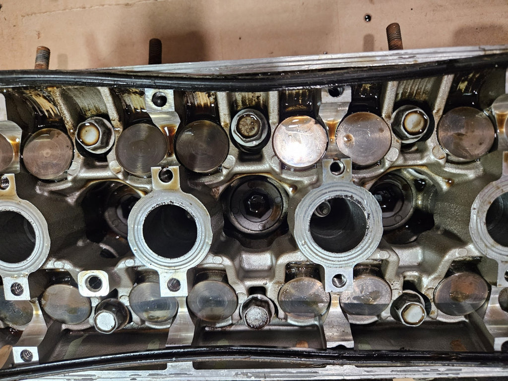 2001 Yamaha YZFR6 YZF R6 Cylinder Head Camshafts Retainer Cover Valves