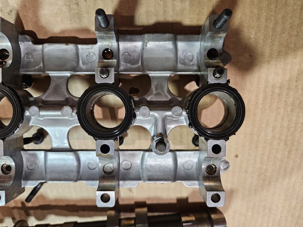 2001 Yamaha YZFR6 YZF R6 Cylinder Head Camshafts Retainer Cover Valves