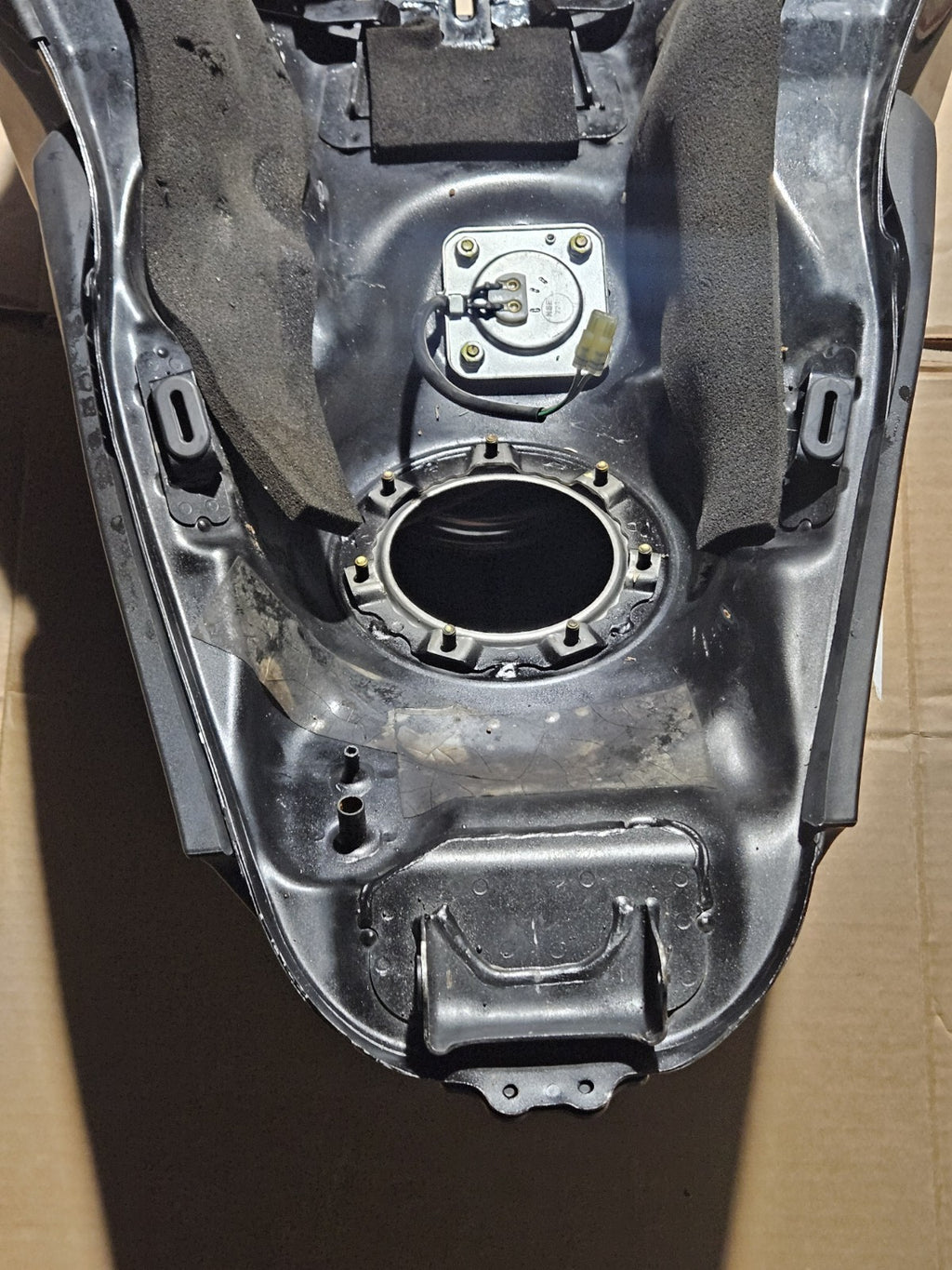 08-16 CB1000R SMALL DENT GAS TANK FUEL CELL PETROL RESERVOIR BLACK OEM