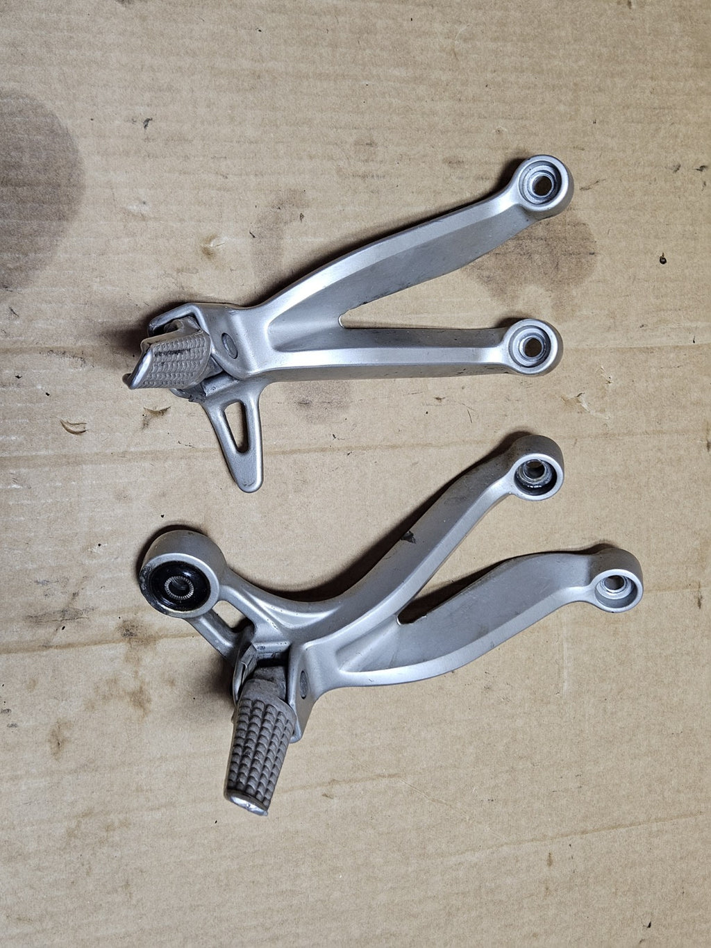 2001-2003 Suzuki GSXR750 Rear Back Passenger Foot Peg Set Pair OEM