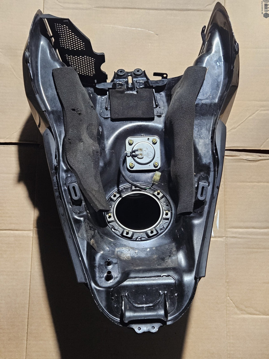 08-16 CB1000R SMALL DENT GAS TANK FUEL CELL PETROL RESERVOIR BLACK OEM