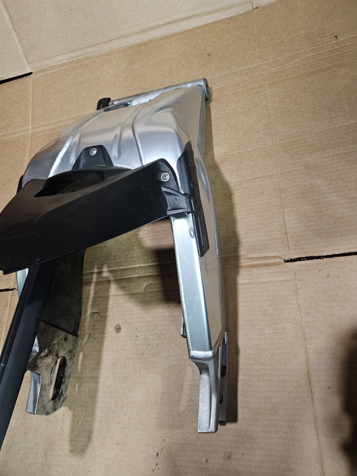 10-14 2013 BMW S1000RR REAR SWINGARM BACK SUSPENSION W/ CHAIN GUARD & MUD GUARD