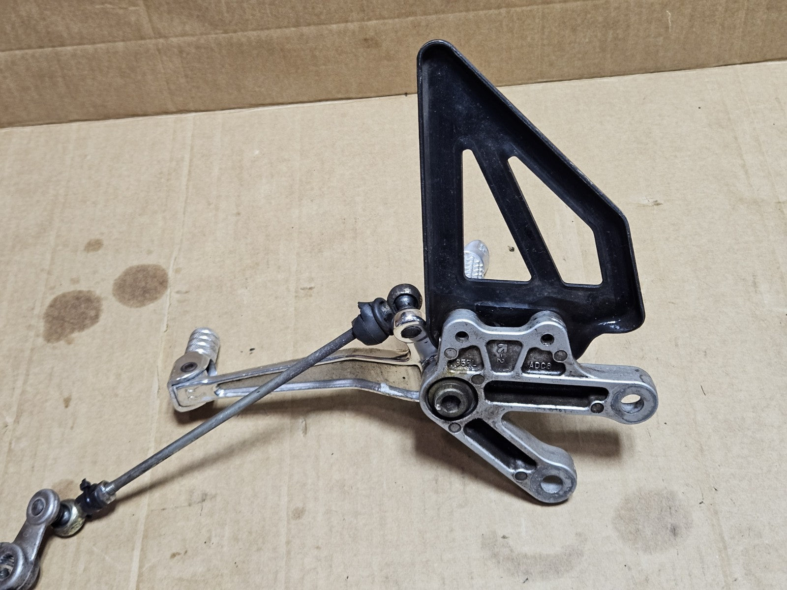 2003 SUZUKI GSXR750 OEM LEFT DRIVER SHIFTER PEG ASSEMBLY