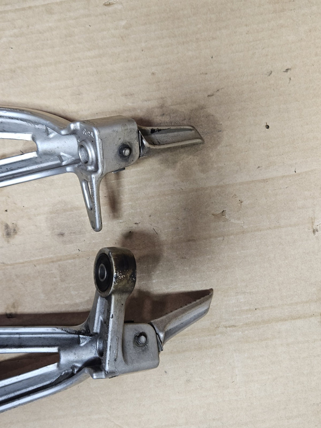 2001-2003 Suzuki GSXR750 Rear Back Passenger Foot Peg Set Pair OEM