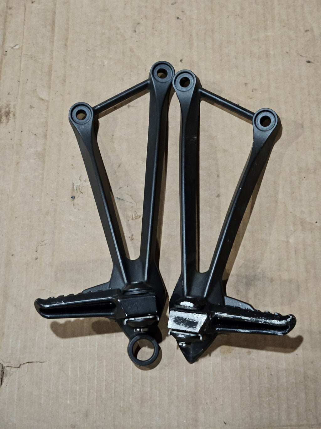 13-18 ZX6R 636 REAR BACK GENUINE OEM PASSENGER FOOT PEG PEGS LEFT RIGHT BRACKET