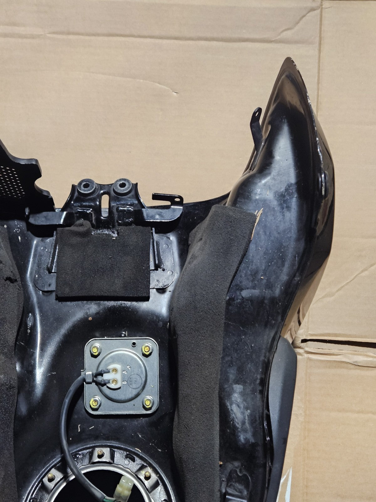 08-16 CB1000R SMALL DENT GAS TANK FUEL CELL PETROL RESERVOIR BLACK OEM