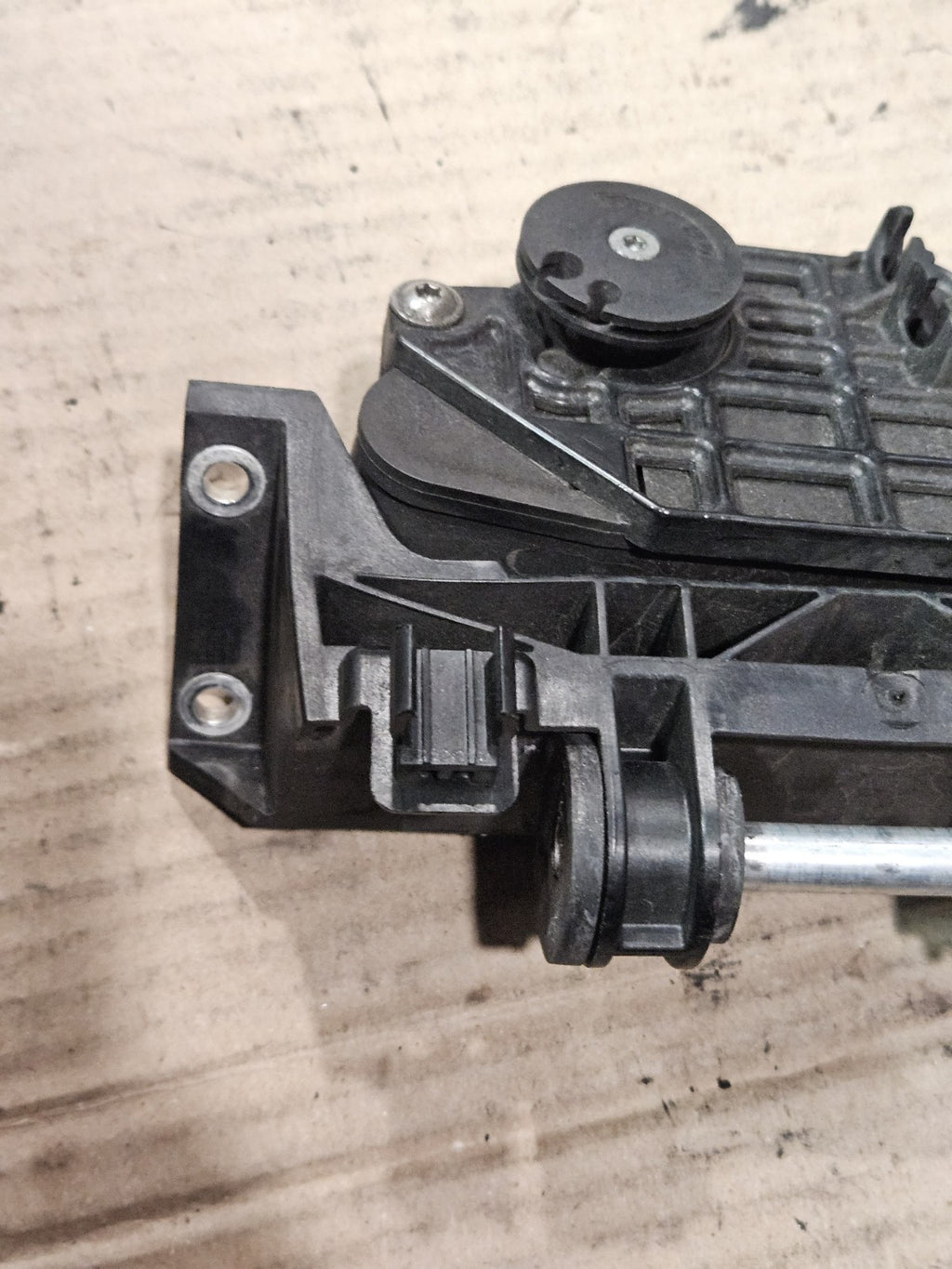 10-14  BMW S1000RR OEM GAS TANK FUEL CELL RESERVOIR BRACKET MOUNT SPEED SENSOR