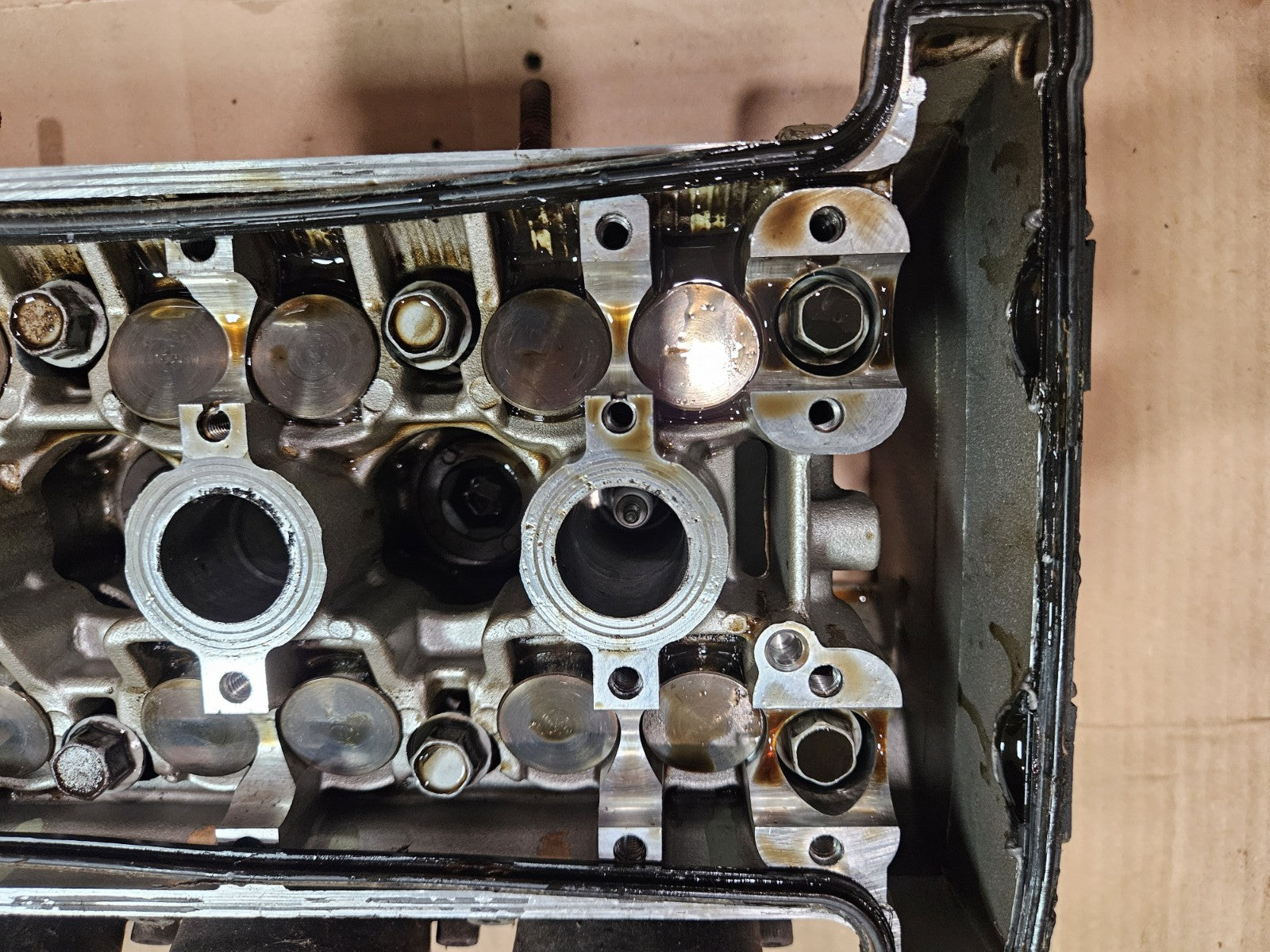 2001 Yamaha YZFR6 YZF R6 Cylinder Head Camshafts Retainer Cover Valves