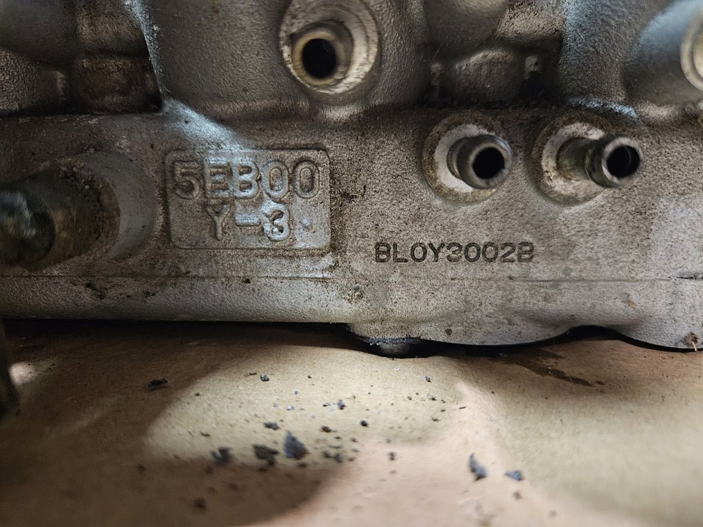 2001 Yamaha YZFR6 YZF R6 Cylinder Head Camshafts Retainer Cover Valves