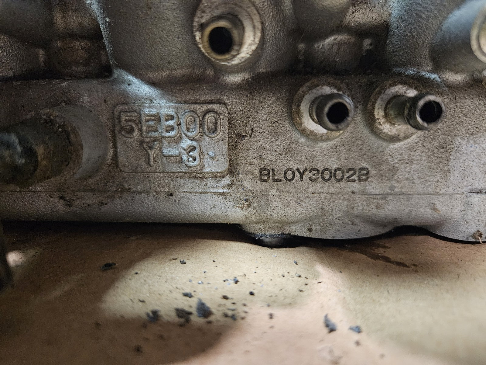 2001 Yamaha YZFR6 YZF R6 Cylinder Head Camshafts Retainer Cover Valves