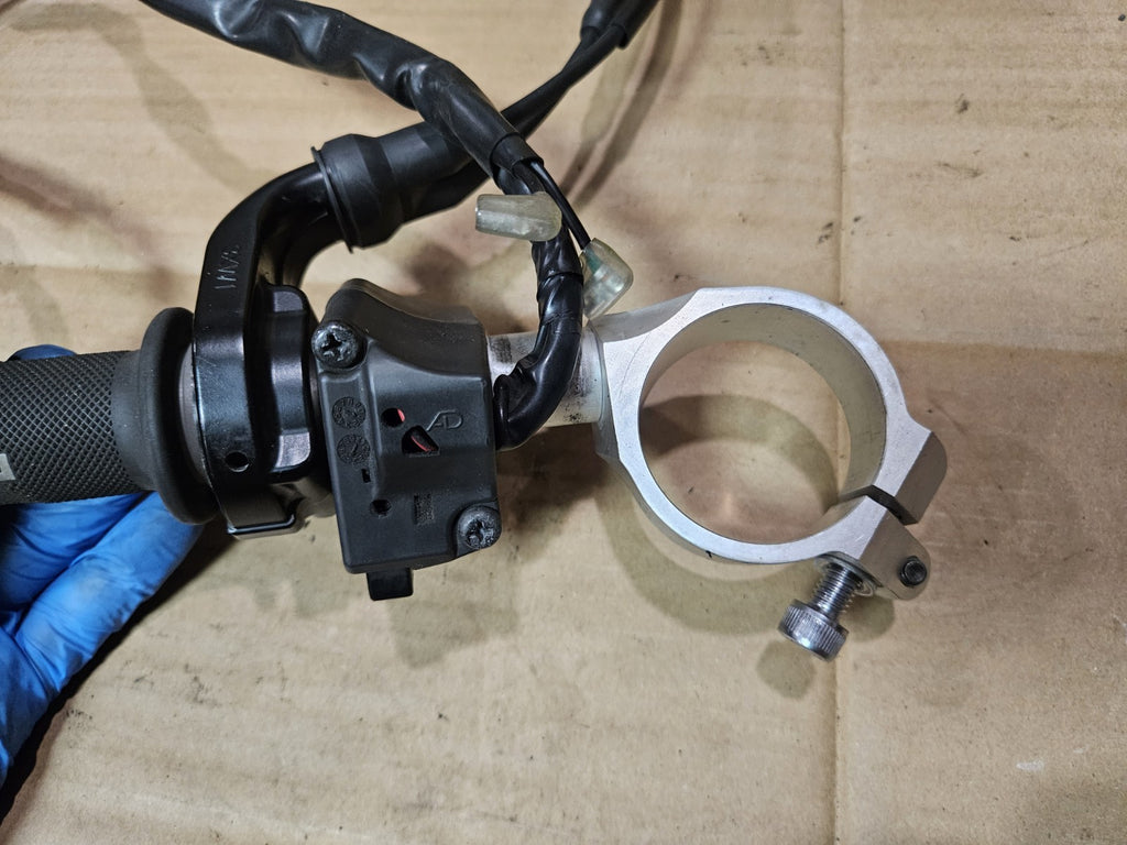 22-25 YAMAHA YZF R7 OEM RIGHT CLIP ON HANDLEBAR W SWITCHES ON OFF THROTTLE7