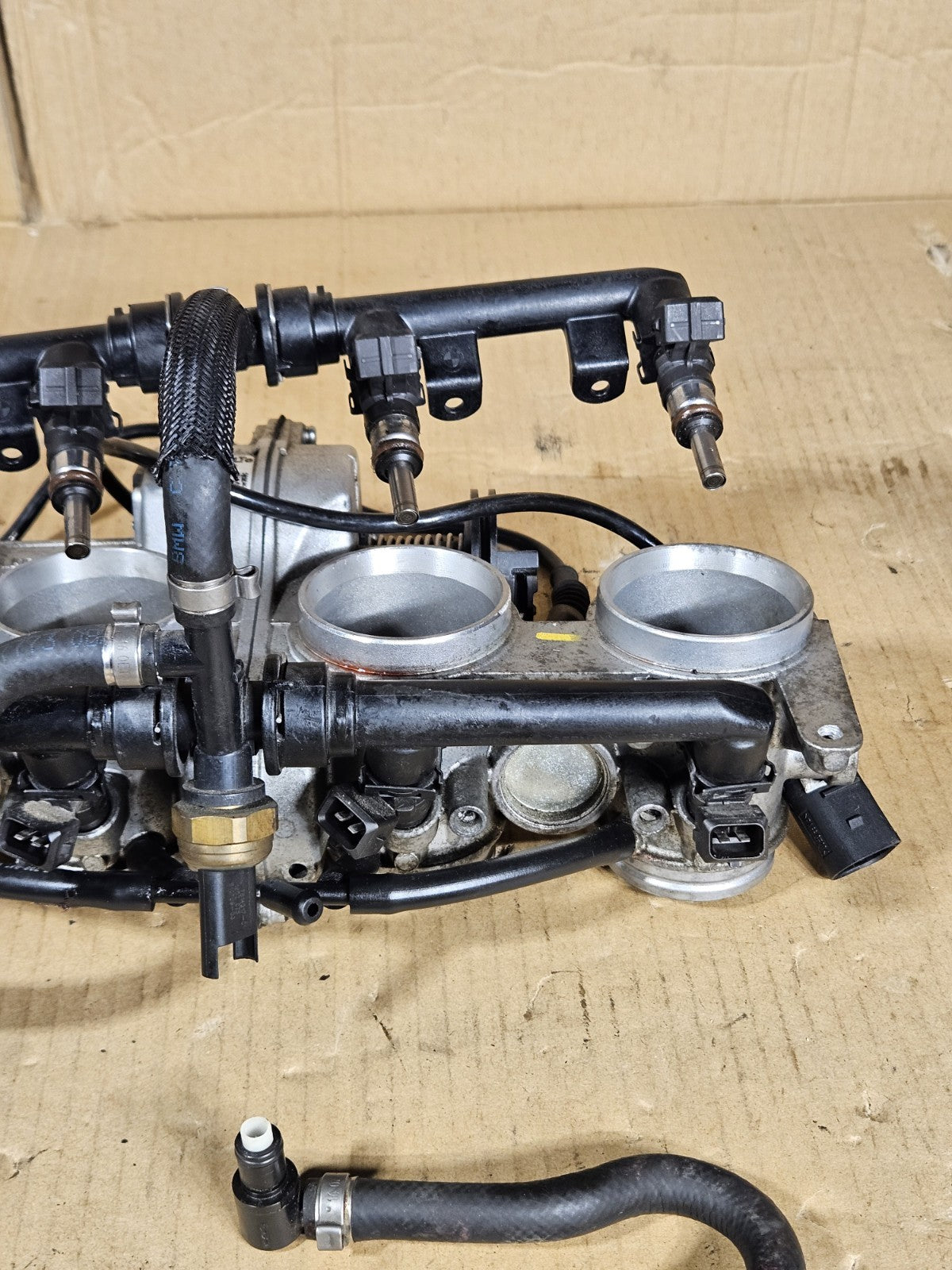 2009-2014 BMW S1000RR OEM Throttle Bodies Primary Secondary Injectors READ23