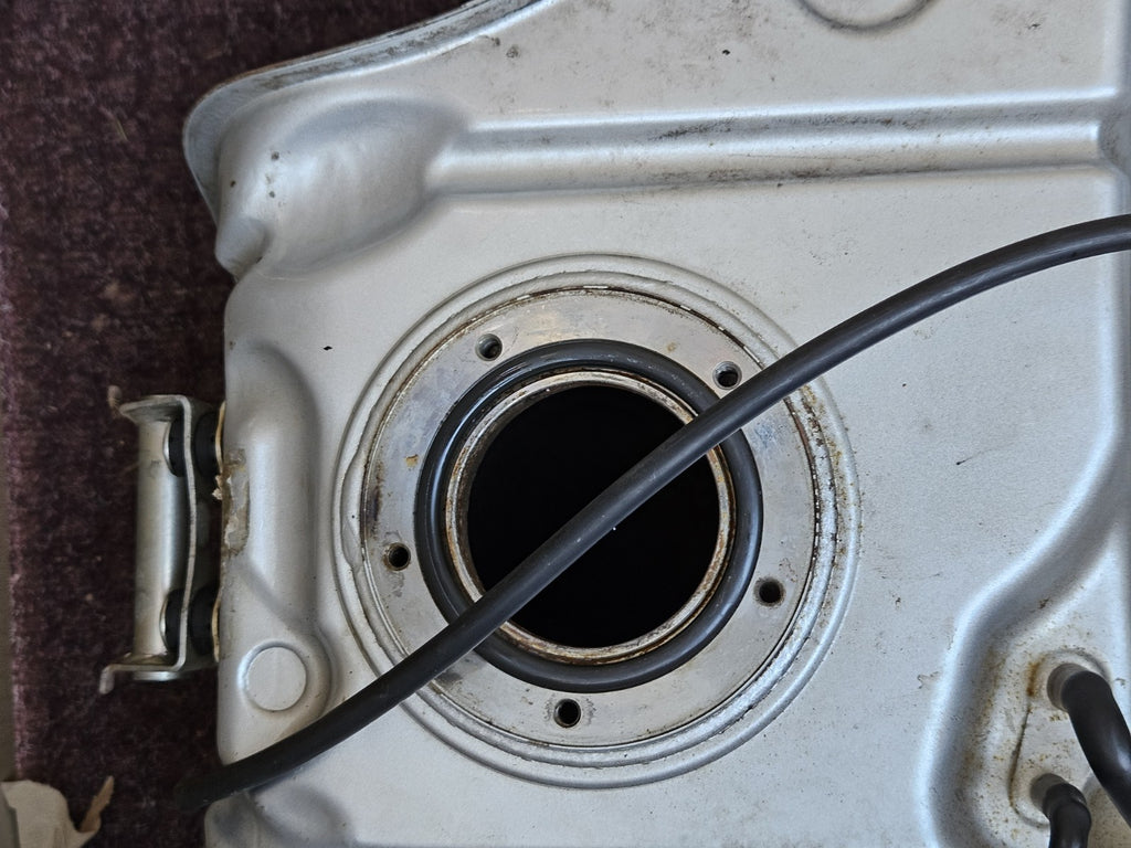 2006 2007 SUZUKI GSXR 600 GSXR600 Gas Tank Fuel Cell Petrol Reservoir READ10