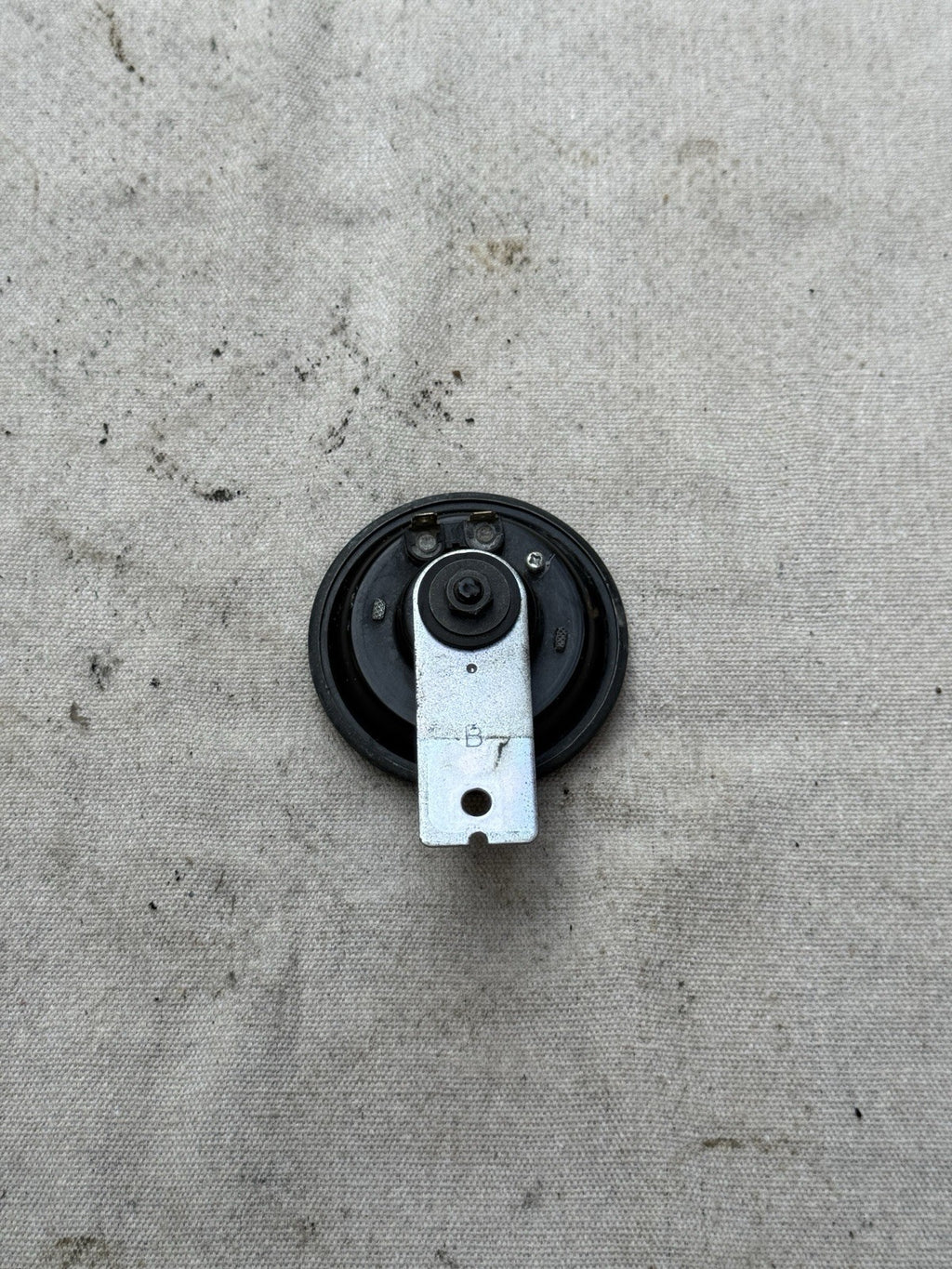 2004-2008 Yamaha YZF-R1 R1 OEM Horn Signal Mount Bracket Wire Plug Connector 5VY3