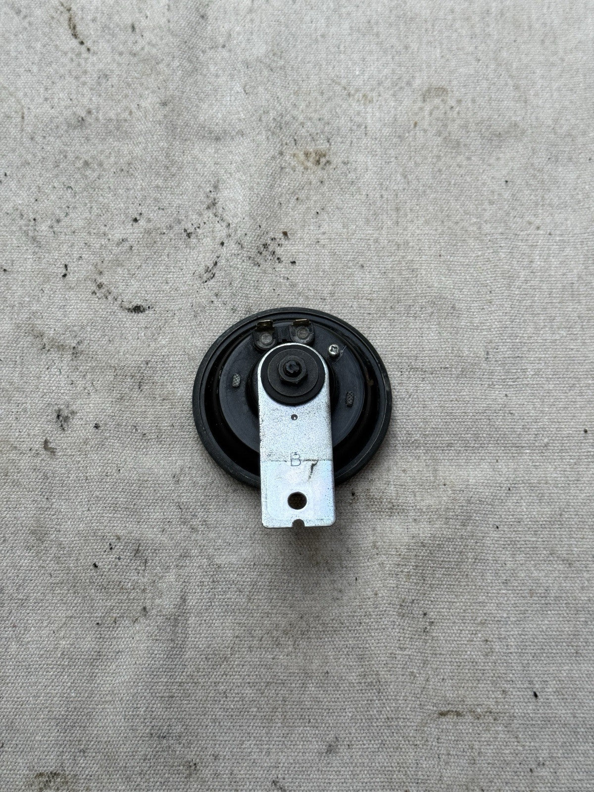 2004-2008 Yamaha YZF-R1 R1 OEM Horn Signal Mount Bracket Wire Plug Connector 5VY3