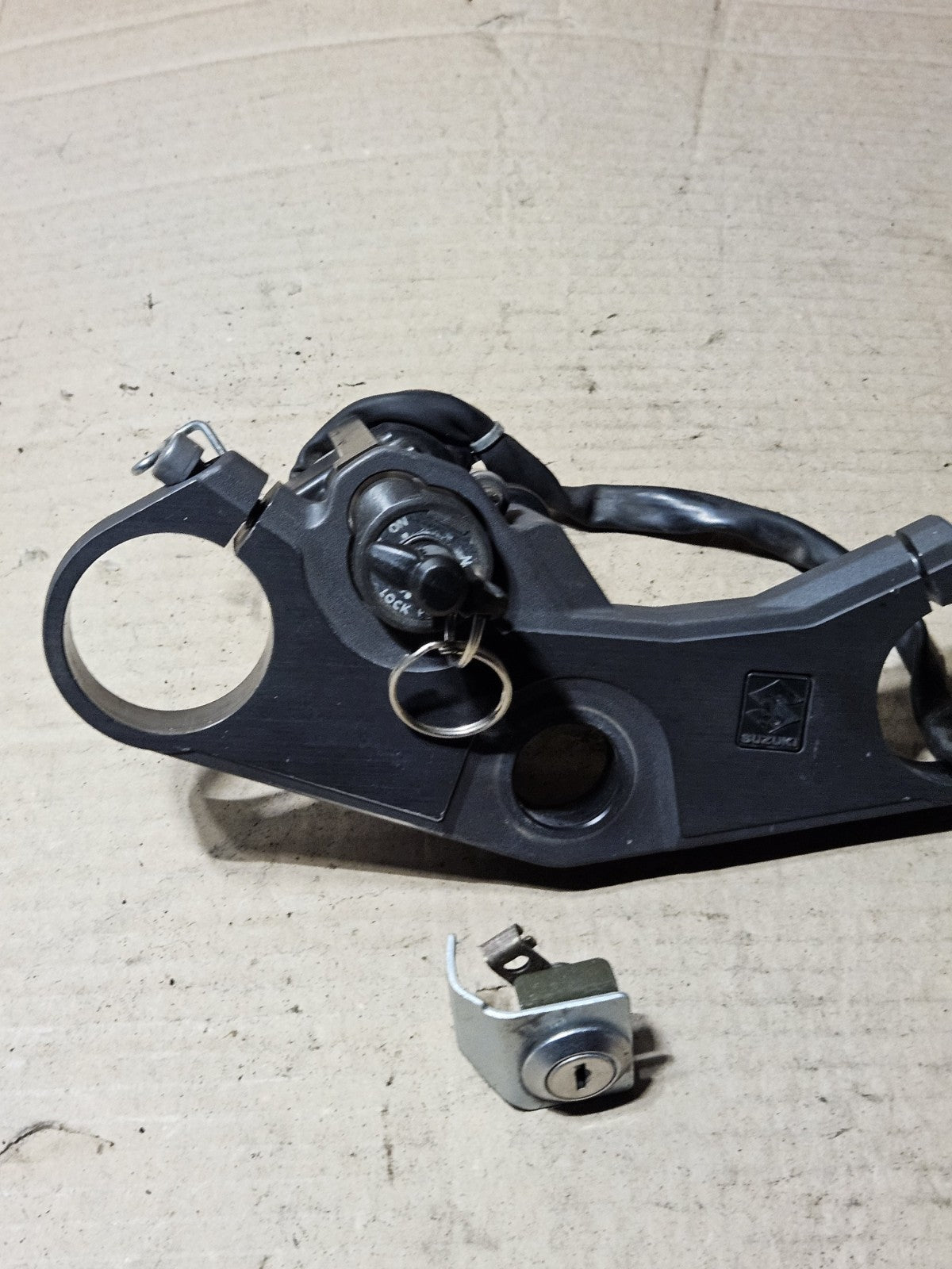 2006-2007 Suzuki GSXR600 GSXR750 OEM Ignition Lockset Key Top Clamp 37100-41G102