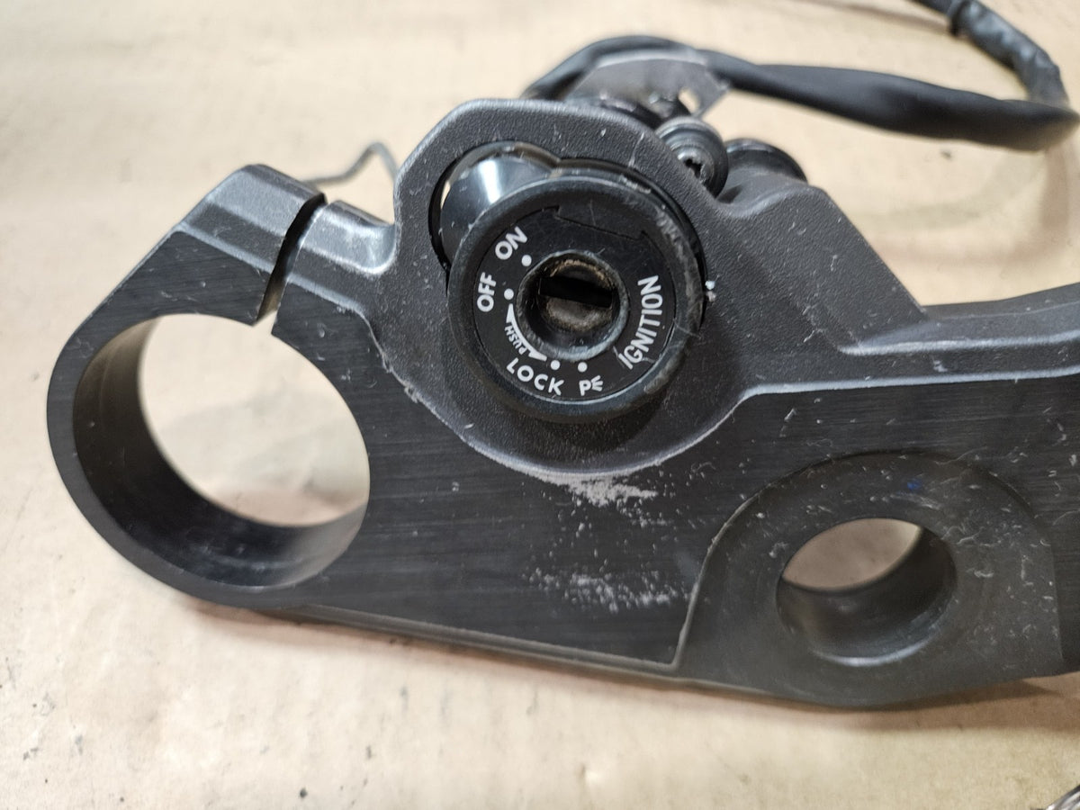 06-09 Suzuki GSXR600 GSXR750 OEM Upper Triple Tree Ignition Switch 51311-01H002