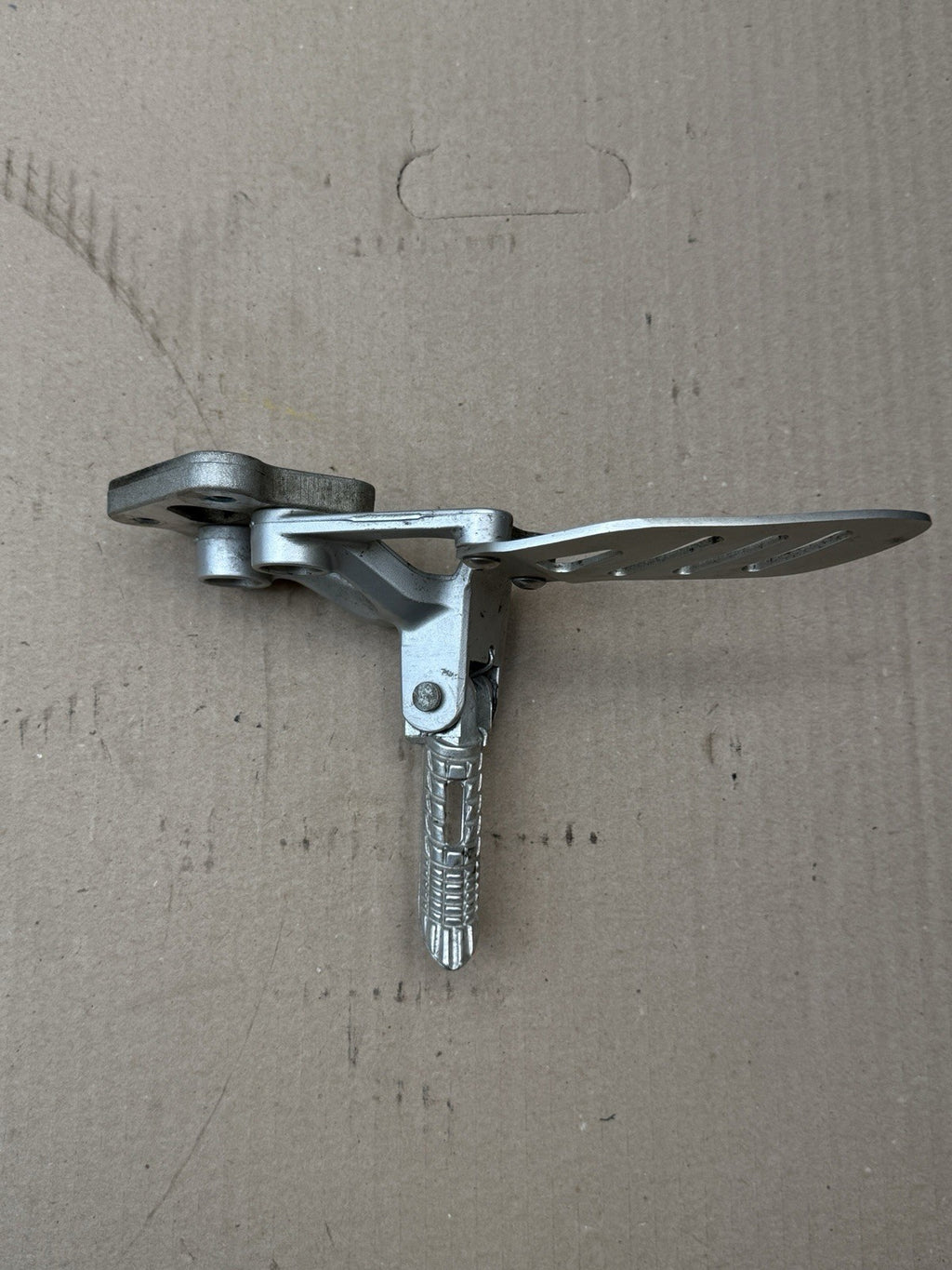 2006-2007 Suzuki GSXR600 GSXR750 OEM Left Rearset Foot Peg Bracket 43521-01H001
