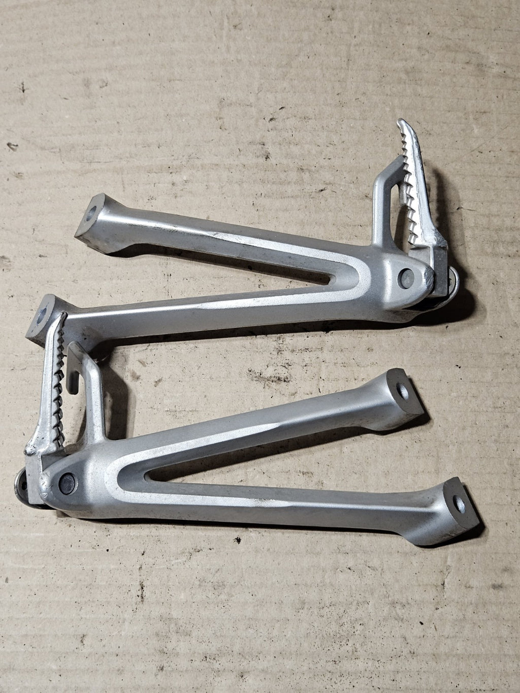 2006 2007 SUZUKI GSXR 600 750 OEM REAR BACK PASSENGER FOOT PEG REST SET LH RH5