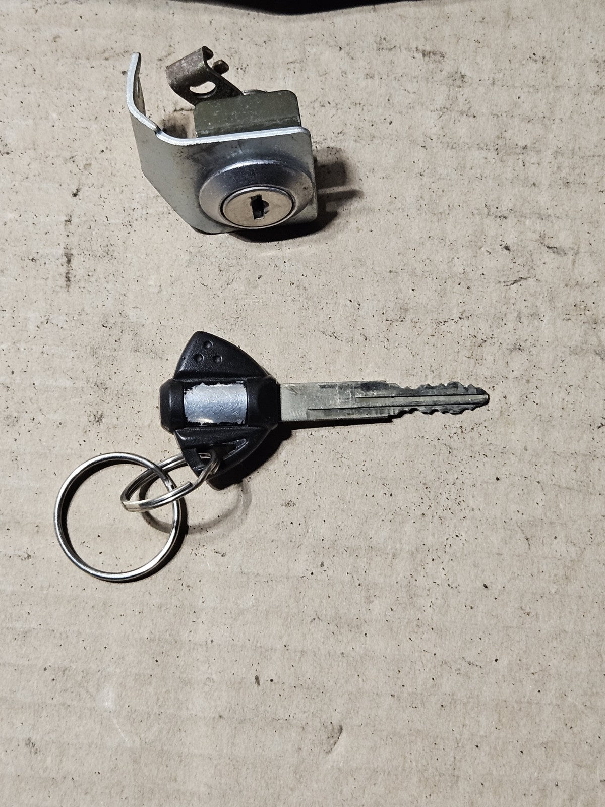 2006-2007 Suzuki GSXR600 GSXR750 OEM Ignition Lockset Key Top Clamp 37100-41G107