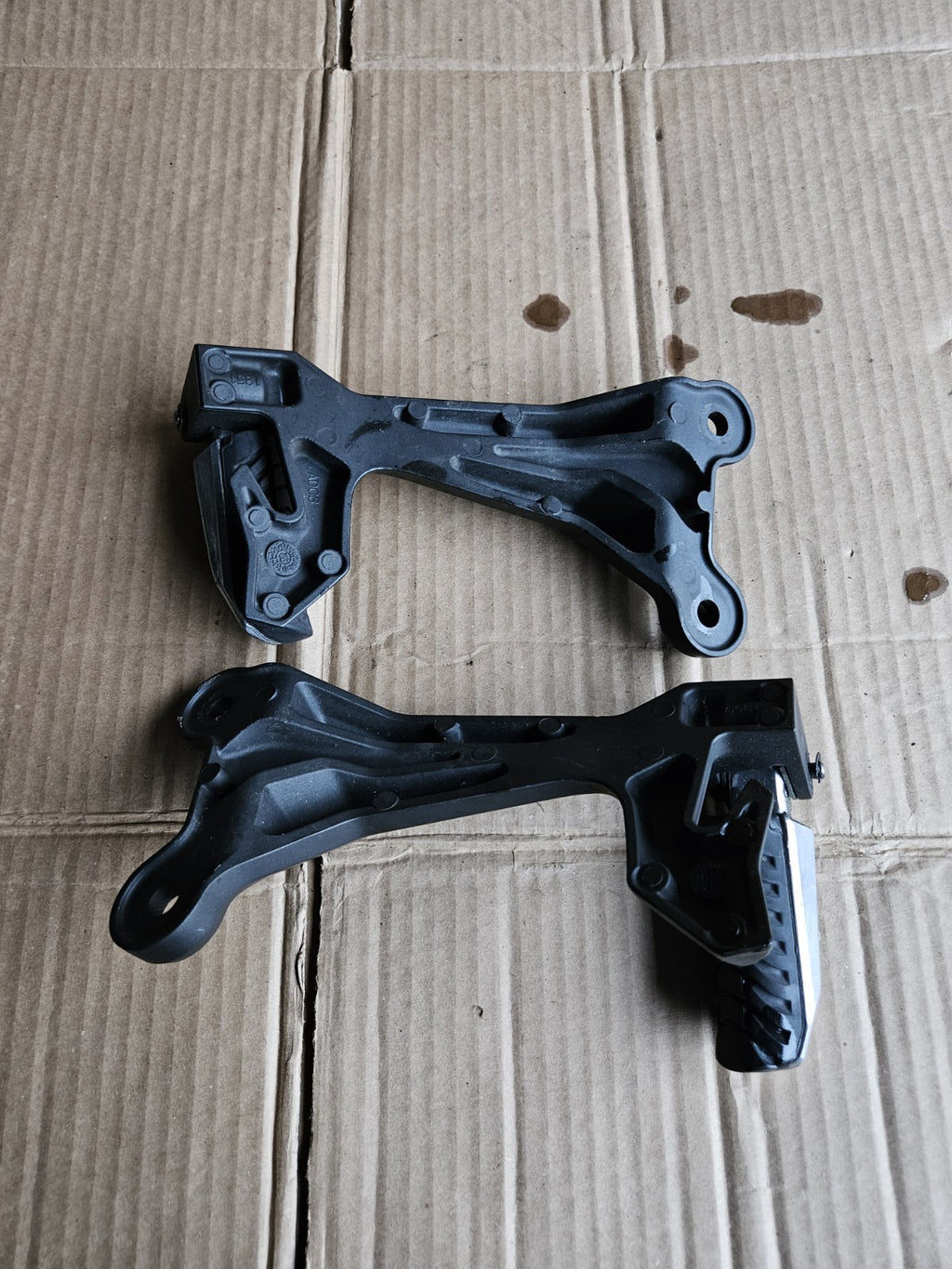17-21 Kawasaki Ninja 650 Z650 OEM Passenger Foot Peg Bracket Pair 35063-1350-18R2