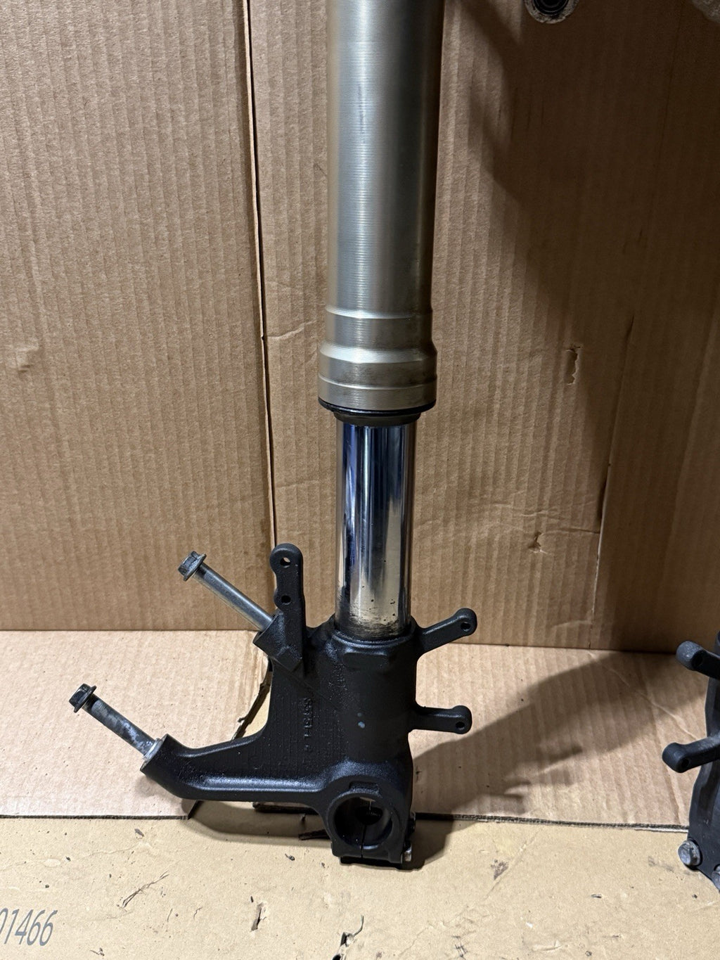 06-07 Suzuki GSXR600 GSX-R600 K6 K7 OEM Front Fork Lower Triple Tree 51103-01H0019