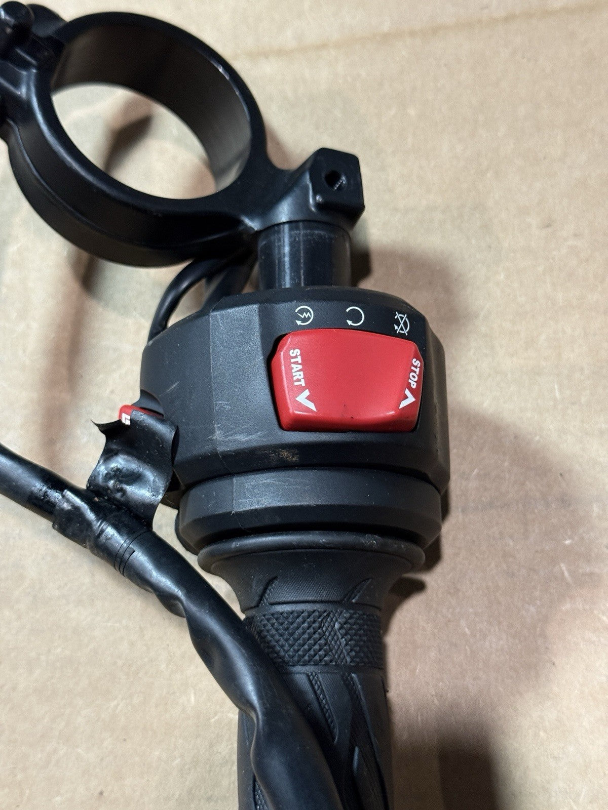 17-25 Suzuki GSXR1000 GSX-R1000R OEM Right Clip On Kill Start Switch 56111-17K0110