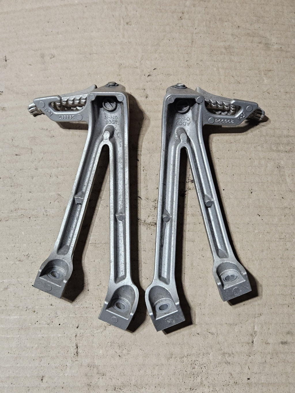 2006 2007 SUZUKI GSXR 600 750 OEM REAR BACK PASSENGER FOOT PEG REST SET LH RH4
