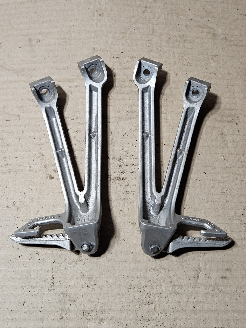 2006 2007 SUZUKI GSXR 600 750 OEM REAR BACK PASSENGER FOOT PEG REST SET LH RH3